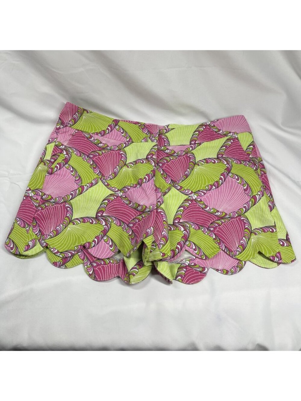 Crown & Ivy Scalloped Hem Shelby Mid Rise Shorts Pink Green Size 6